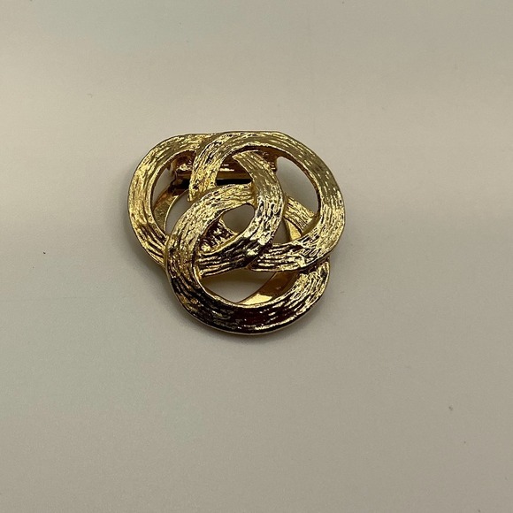 Gold Tone Interlocking Rings Scarf Clip 1.5" Vintage Textured Design - Picture 2 of 3